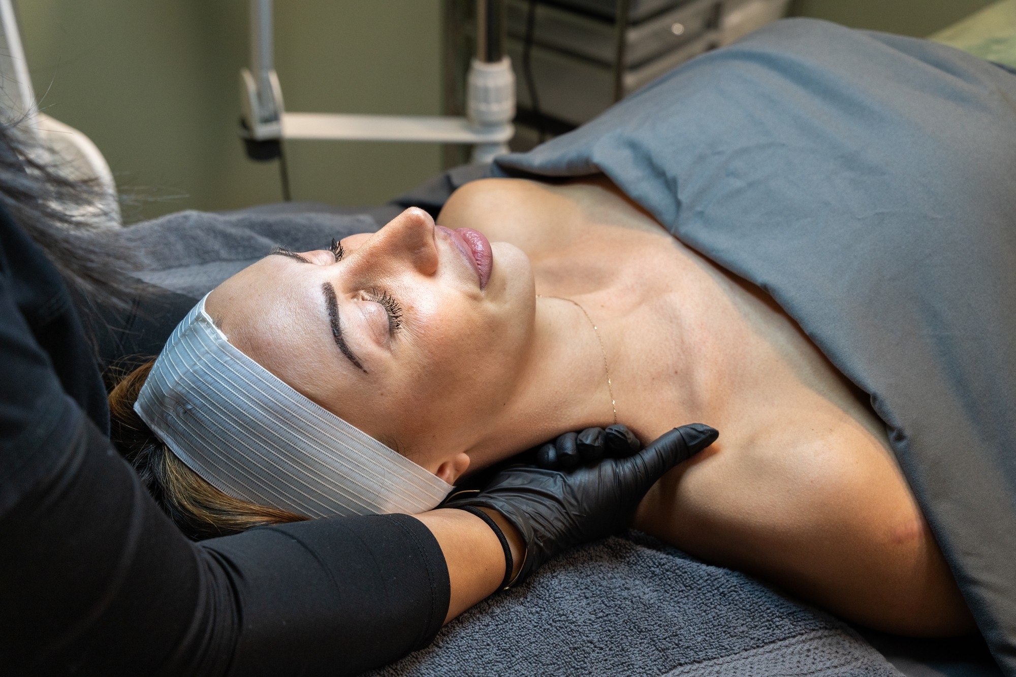 Facial skin resurfacing treatment